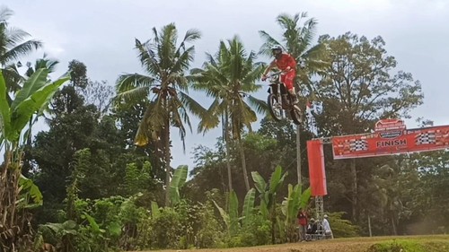 Salah satu pembalap yang turun di kelas FFA 35TH Plus pada Kejuaraan IMI Bali Road Show Grasstrack motocross di Sirkuit Tengkudak, Kecamatan Penebel, Tabanan, Bali, Minggu (21/8/2022).