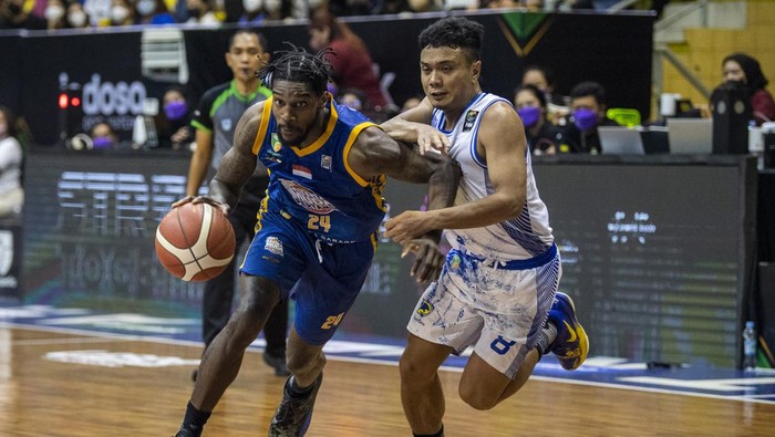 Pebasket Satria Muda Pertamina Jakarta Brachon L Griffin (kiri) berusaha melewati hadangan pebasket Prawira Bandung Yudha Saputera (kanan) saat pertandingan Semifinal IBL Tokopedia 2022 di Gor C-Tra Arena, Bandung, Jawa Barat, Minggu (21/8/2022). Satria Muda Pertamina Jakarta berhasil melaju ke Final usai mengalahkan Prawira Bandung dengan skor 73-54. ANTARA FOTO/M Agung Rajasa/YU