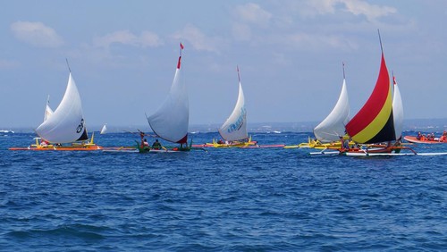 Sebanyak 64 perahu layar menghiasi laut Selat Bali, Minggu (21/8/2022). Puluhan perahu itu, mengikuti perlombaan perahu layar yang diselenggarakan warga Gilimanuk dalam rangka memperingati HUT Kemerdekaan RI.