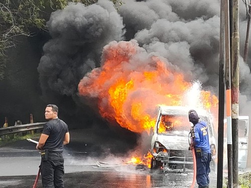 Sebuah Mobil di Buleleng Terbakar di Jalan Raya Seririt-Gilimanuk tepatnya di Dusun Kundalini, Desa Umeanyar, Kecamatan Seririt, Kabupaten Buleleng Bali, pada Minggu (21/8/2022) sekitar pukul 14.00 Wita.