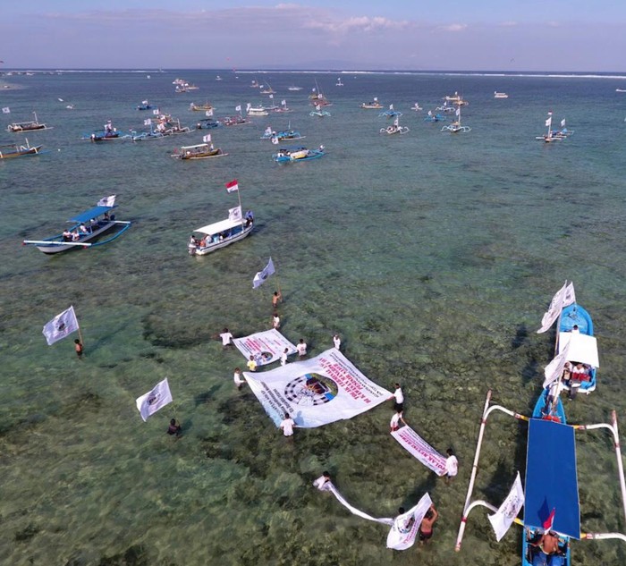 Sekeha Jukung dan Kelompok Nelayan se-Desa Adat Intaran dengan ratusan perahu menggelar aksi pawai jukung di sepanjang pesisir Sanur, Minggu (21/8/2022).