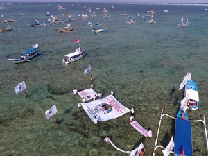 Desa Adat Intaran Gelar Aksi Pawai Jukung Ikrarkan Tolak Terminal LNG