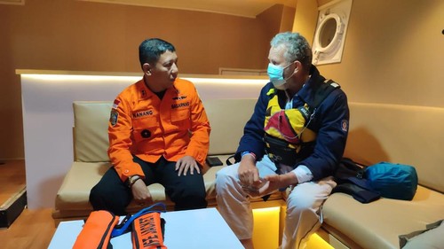 Seorang survivor asal Australia terdampar di Samudra Hindia dan dievakuasi ke Pelabuhan Lembar Lombok Barat, Minggu (21/8/2022).