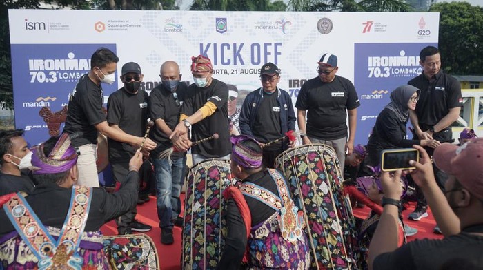 Siap-siap, Triathlon Tingkat Dunia Bakal Digelar di Lombok IRONMAN 70.3 merupakan triathlon tingkat dunia yang diselenggarakan lebih dari 55 negara dengan ratusan lomba. Tahun ini bakal digelar di Lombok lho.