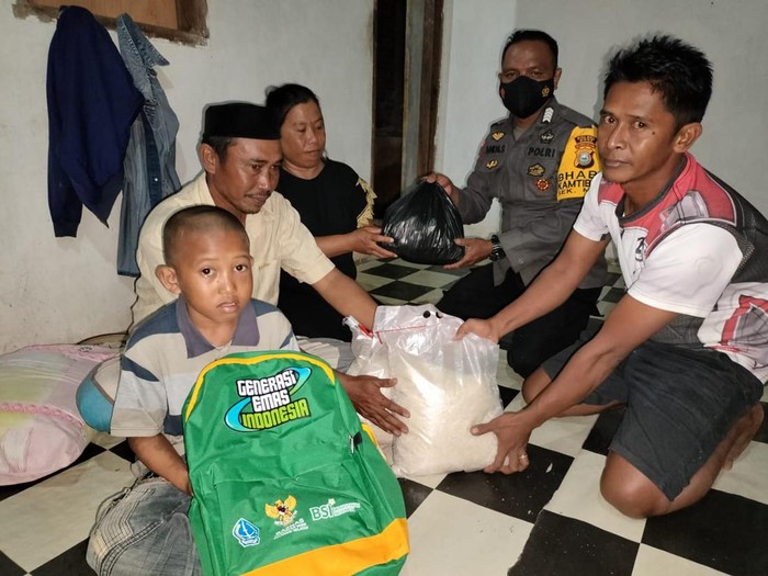 Siswa SD di Bone terima bantuan.