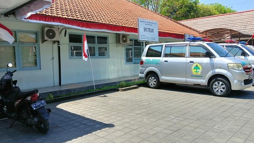 Suasana di depan kamar jenazah RSUP Prof Ngoerah, Minggu (21/8/2022)