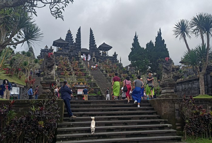 Suasana para wisatawan yang berkunjung ke kawasan Pura Agung Besakih, Minggu (21/8/2022).