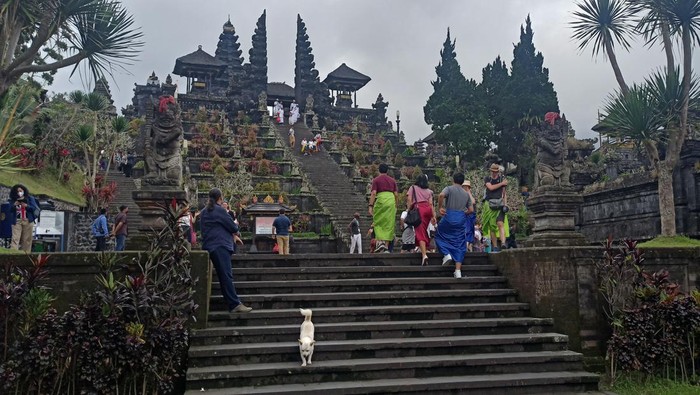 Suasana para wisatawan yang berkunjung ke kawasan Pura Agung Besakih, Minggu (21/8/2022).