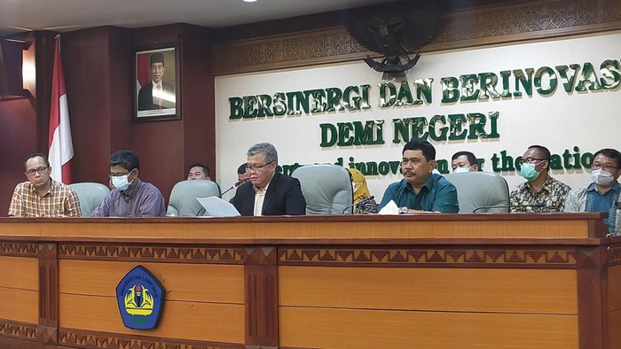 Pejabat Rektorat Universitas Lampung memberikan keterangan atas kasus yang menjerat Rektor Profesor Karomani. Foto: Tommy Saputra/detikSumut