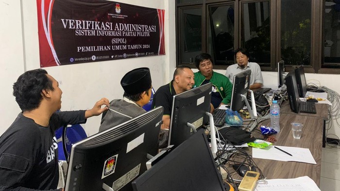 Verifikasi administrasi di Bawaslu Surabaya
