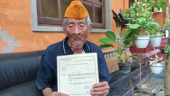 Veteran pejuang I Wayan Rembijok berusia 102 tahun, di Legian, Badung, Bali, Minggu (21/8/2022).
