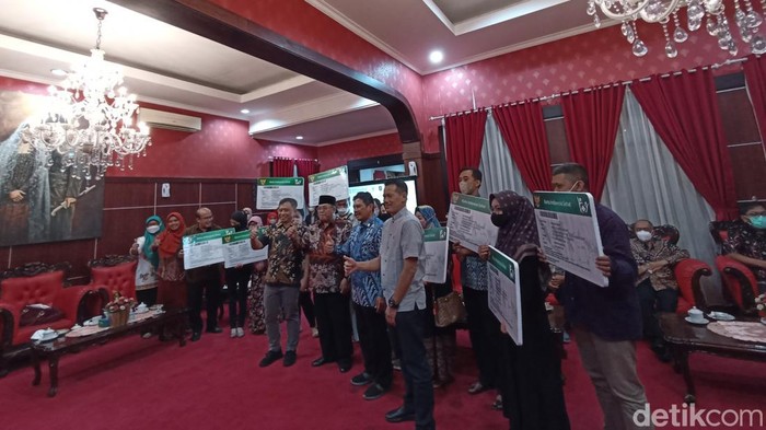 Puluhan warga Kota Blitar menerima bantuan iuran pembayaran BPJS Kesehatan. Mereka diketahui menunggak pembayaran iuran BPJS karena keterbatasan ekonomi.
