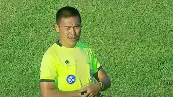 Wasit Heru Cahyono saat memimpin laga PSM Vs Arema FC