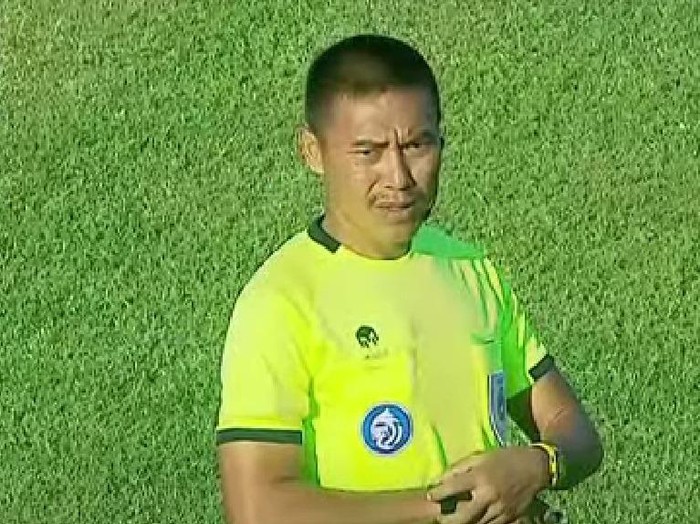 Wasit Heru Cahyono saat memimpin laga PSM Vs Arema FC
