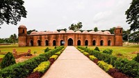 Lanjut, ada Masjid Bagerhet di Bangladesh yang memiliki 60 kubah dan menjadi tujuan peziarah lokal maupun asing. Masjid ini terancam punah imbas perubahan iklim yang membuat permukaan batu bata masjid lebih cepat rusak. (AGV via Getty Images)