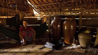 Kali ini ada Budaya Suku Bunong di Kamboja. Kelompok pribumi ini terancam punah imbas masyarakat yang beralih ke modernitas. Tanah leluhur ini terancam lewat pengembangan bisnis secara komersial. Foto ini diambil pada 8 Aguustus 2014. (Hannah Reyes/Getty Images)