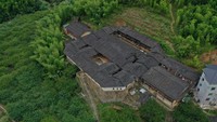 Beralih ke China, ada Benteng Manor di Yongtai, Provinsi Fujian. Banyak bukti penting sejarah yang disimpan dalam benteng ini selama berabad-abad. Namun, dalam beberapa dekade terakhir banyak terjadi perubahan sosial seperti masyarakat asli yang lebih memilih tinggal di rumah konstruksi modern. Akibatnya, beberapa benteng ditinggalkan dan menjadi reruntuhan. (Dok. wmf.org)