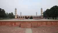 Dari daratan Pakistan ada Makam Jahangir di Lahore yang terancam punah. Perubahan yang kini dilakukan yakni melayani kebutuhan penduduk perkotaan yang padat melalui rehabilitasi dan peningkatan pengelolaan tanah seperti rekreasi, olahraga, pendidikan dan pengalaman budaya lokal. (Anadolu Agency/Getty Images)