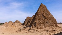 Lalu, ada Piramida Kerajaan Raja Nubian di Nuri, Sudan. Pemakaman kuno ini terancam punah imbas perubahan iklim. (Eric Lafforgue/Art in All of Us/Getty Images)
