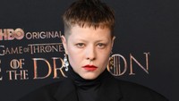 Emma DArcy merupakan seorang non-biner. (Foto: WireImage/Jon Kopaloff)