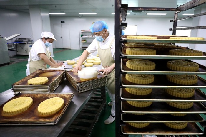 QINGDAO, CHINA - AUGUST 21: Workers make moon cakes in preparation for the upcoming Mid-Autumn Festival on August 21, 2022 in Qingdao, Shandong Province of China. (Photo by Wang Peike/VCG via Getty Images)