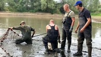 Pemancing Mark Kouwenhoven bersama rekan nelayannya menyeringai saat mengambil ikan-ikan yang terperangkap. Bukan karena hasil tangkapan seperti biasanya, tapi karena kali ini mereka membantu pemerintah menyelamatkan ikan dari kekeringan yang melanda Eropa.