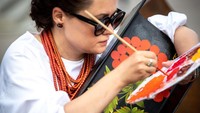 Varvara Logvyn melukis menggunakan ornamen Petrykivka bergaya Ukraina.