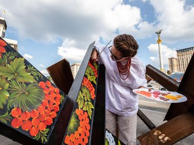 Barikade Anti-Tank di Kyiv Digambar Warna-warni, Ada Apa?