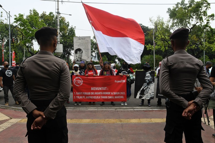 Aktivis Forum Seniman Peduli Taman Ismail Marzuki (TIM) melakukan aksi menolak pengelolaan di Jalan Medan Merdeka Utara menuju Kantor Mahkamah Agung (MA), Jakarta, Senin (22/8/2022). Aksi tersebut juga diikuti dengan pengajuan gugatan uji materiil kepada MA terhadap Peraturan Gubernur DKI Nomor 63 Tahun 2019 juncto Nomor 16 Tahun 2022 yang memberikan kewenangan kepada PT Jakarta Propertindo (Jakpro) untuk mengelola Pusat Kesenian Jakarta TIM. ANTARA FOTO/Aditya Pradana Putra/hp.