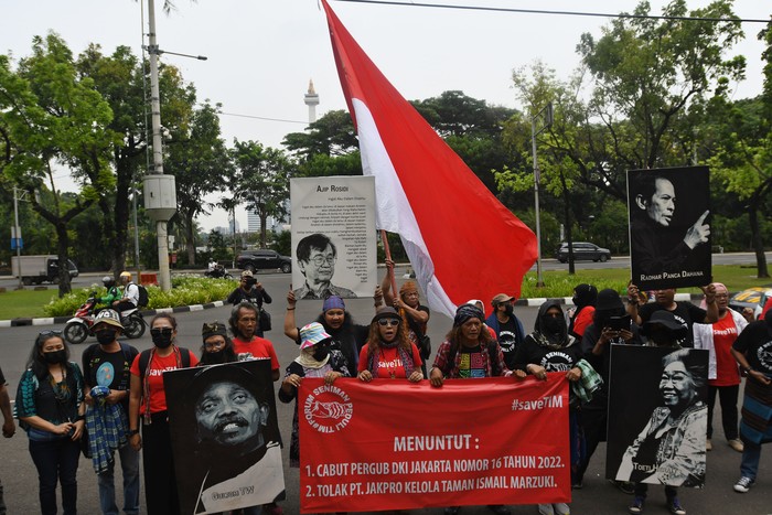 AKSI TOLAK JAKPRO KELOLA TIM CIKINI Aktivis Forum Seniman Peduli Taman Ismail Marzuki (TIM) melakukan aksi menolak pengelolaan di Jalan Medan Merdeka Utara menuju Kantor Mahkamah Agung (MA), Jakarta, Senin (22/8/2022). Aksi tersebut juga diikuti dengan pengajuan gugatan uji materiil kepada MA terhadap Peraturan Gubernur DKI Nomor 63 Tahun 2019 juncto Nomor 16 Tahun 2022 yang memberikan kewenangan kepada PT Jakarta Propertindo (Jakpro) untuk mengelola Pusat Kesenian Jakarta TIM. ANTARA FOTO/Aditya Pradana Putra/hp.
