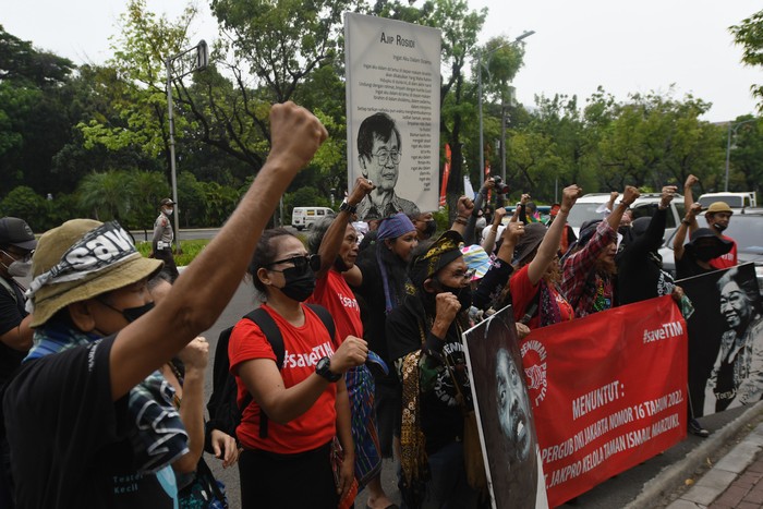 AKSI TOLAK JAKPRO KELOLA TIM CIKINI Aktivis Forum Seniman Peduli Taman Ismail Marzuki (TIM) melakukan aksi menolak pengelolaan di Jalan Medan Merdeka Utara menuju Kantor Mahkamah Agung (MA), Jakarta, Senin (22/8/2022). Aksi tersebut juga diikuti dengan pengajuan gugatan uji materiil kepada MA terhadap Peraturan Gubernur DKI Nomor 63 Tahun 2019 juncto Nomor 16 Tahun 2022 yang memberikan kewenangan kepada PT Jakarta Propertindo (Jakpro) untuk mengelola Pusat Kesenian Jakarta TIM. ANTARA FOTO/Aditya Pradana Putra/hp.