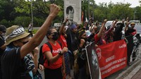 Sejumlah aktivis Forum Seniman Peduli Taman Ismail Marzuki (TIM) melakukan aksi tolak pengelolaan kawasan TIM di depan Gedung Mahkamah Agung (MA), Jl Medan Merdeka Utara, Senin (22/8/2022).