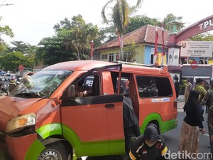 Angkot Bawa Peziarah Kecelakaan di TPU Bergota Semarang, 1 Tewas-8 Luka
