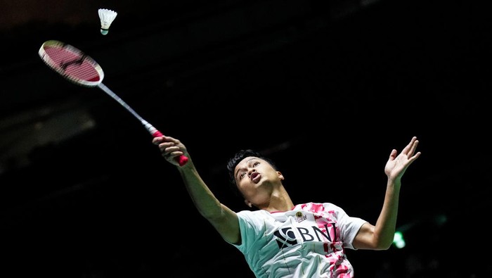 TOKYO, JAPAN - AUGUST 22: Anthony Sinisuka Ginting of Indonesia competes in the Mens Singles First Round match against Ygor Coelho of Brazil on day one of the BWF World Championships at Tokyo Metropolitan Gymnasium on August 22, 2022 in Tokyo, Japan. (Photo by Shi Tang/Getty Images)