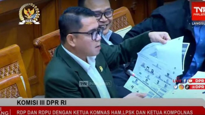 Arteria Dahlan menunjukkan diagram kekaisaran Sambo (tangkapan layar YouTube DPR)