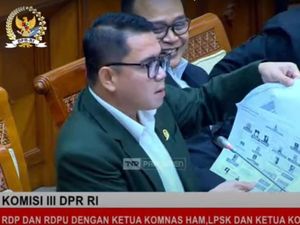 Anggota DPR Tunjukkan Diagram Kekaisaran Ferdy Sambo saat Rapat
