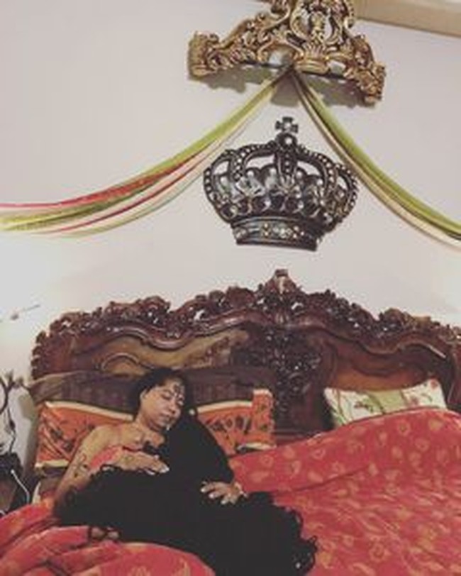 Wanita asal AS itu juga harus membawa rambutnya karena tidak mau aset berharganya itu tergerai ke lantai. Asha pun harus menggendongnya karena tidak bisa diikat lebih dari dua jam sebab terlalu berat. Sedangkan saat malam, ia menaruh rambut gimbal itu di sampingnya karenanya sering dipeluk seperti guling.Foto: Instagram Asha Mandela