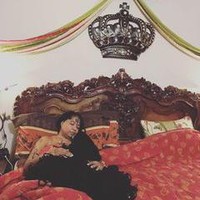 Wanita asal AS itu juga harus membawa rambutnya karena tidak mau aset berharganya itu tergerai ke lantai. Asha pun harus menggendongnya karena tidak bisa diikat lebih dari dua jam sebab terlalu berat. Sedangkan saat malam, ia menaruh rambut gimbal itu di sampingnya karenanya sering dipeluk seperti guling.Foto: Instagram Asha Mandela