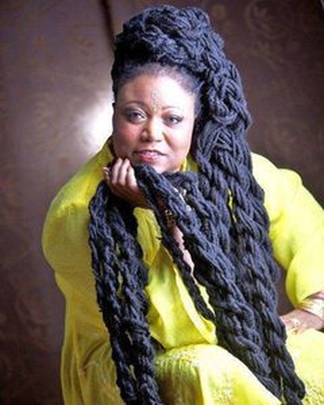 Asha Mandela mendapat rekor dunia Guinness untuk rambut gimbalnya yang tumbuh hingga 19 kaki dan 6,5 inchi atau sekitar 5,96 meter. Wanita 65 tahun itu sudah memanjang rambutnya sejak 40 tahun lalu. Foto: Instagram Asha Mandela