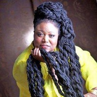 Asha Mandela mendapat rekor dunia Guinness untuk rambut gimbalnya yang tumbuh hingga 19 kaki dan 6,5 inchi atau sekitar 5,96 meter. Wanita 65 tahun itu sudah memanjang rambutnya sejak 40 tahun lalu. Foto: Instagram Asha Mandela