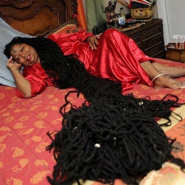 Ketika aku kecil, aku tidak tahu sejarah dari gimbal atau Rastafari. Aku lalu mulai bermimpi yang orang bilang sebagai wangsit di mana seekor kobra besar datang kepadaku dan mulai berbicara padaku, memberi tahu bahwa aku adalah orang terpilih, katanya kepada Guinness World RecordsFoto: Instagram Asha Mandela