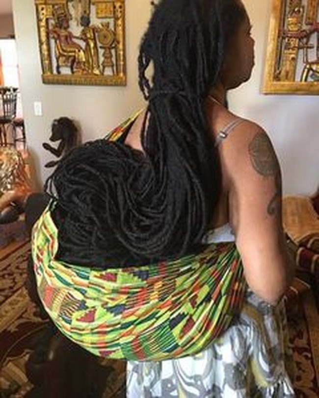 Wanita itu mengaku tidak suka dengan istilah dreadlocks atau gimbal. Ia sendiri menyebut rambutnya sebagai mahkota kerajaan rambut atau kobra. Foto: Instagram Asha Mandela