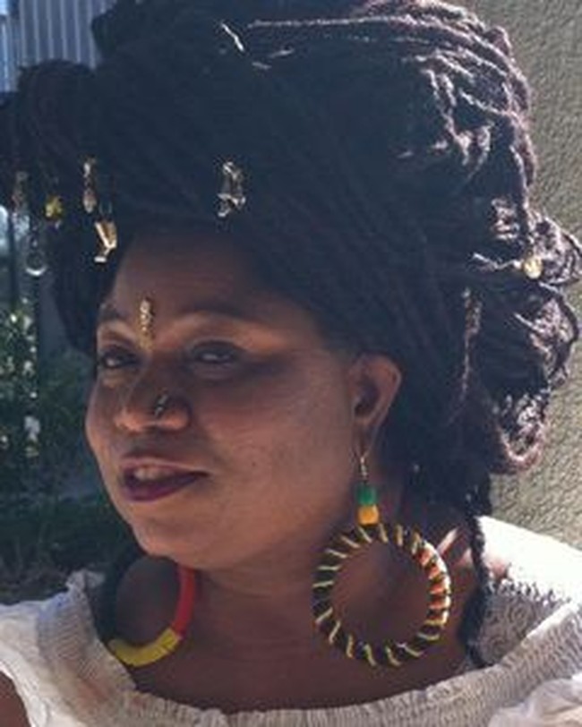 Meski dapat rekor Guinness, rambut Asha tentu tidak luput dari kritik. Menurutnya kebanyakan orang sering bertanya mengenai kebersihan atau dianggap tidak sehat. Tentu wanita tidak mempedulikan pandangan orang karena sudah menyayanginya seperti bayi. Foto: Instagram Asha Mandela