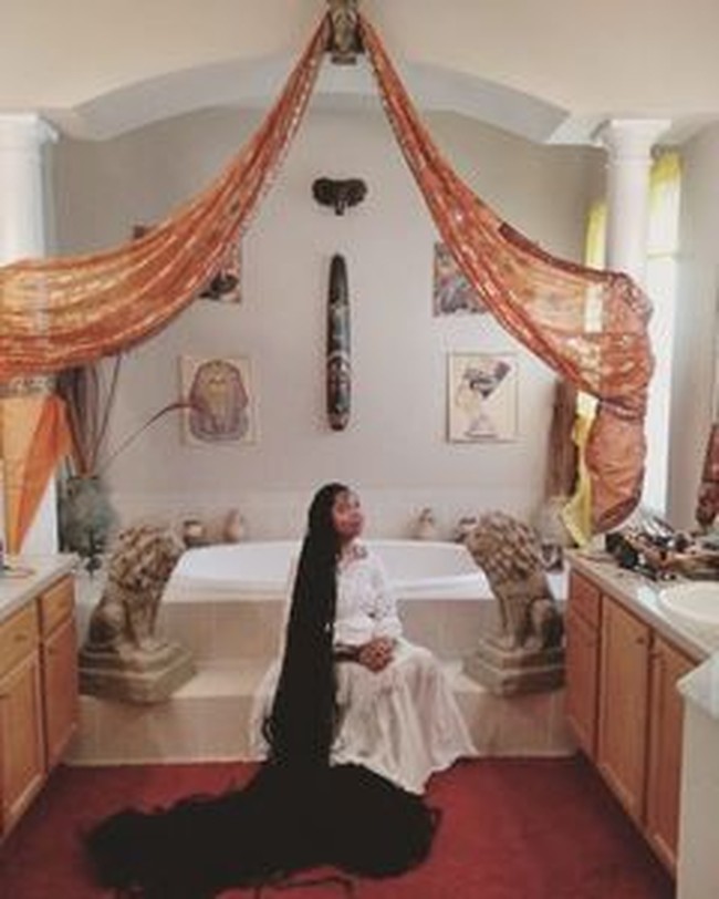 Punya rambut yang sangat panjang tentu bisa jadi merepotkan. Asha bisa menghabiskan enam botol sampo dan butuh bantuan suami untuk mencuci rambutnya seminggu sekali. Setelah itu, rambutnya baru kering setelah dua hari. Foto: Instagram Asha Mandela