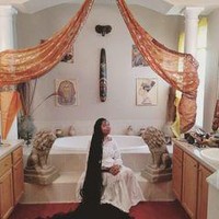 Punya rambut yang sangat panjang tentu bisa jadi merepotkan. Asha bisa menghabiskan enam botol sampo dan butuh bantuan suami untuk mencuci rambutnya seminggu sekali. Setelah itu, rambutnya baru kering setelah dua hari. Foto: Instagram Asha Mandela