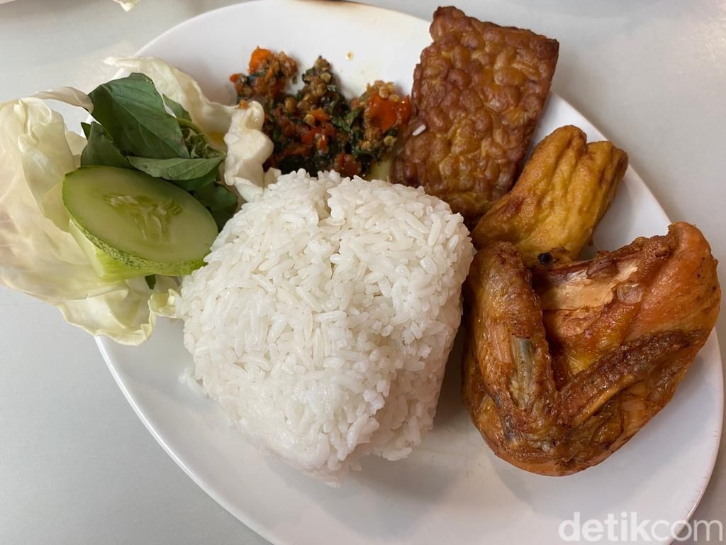 Ayam Bakar Bu Timur: Manis Legit Ayam Bakar Favorit Ringgo Agus Rahman