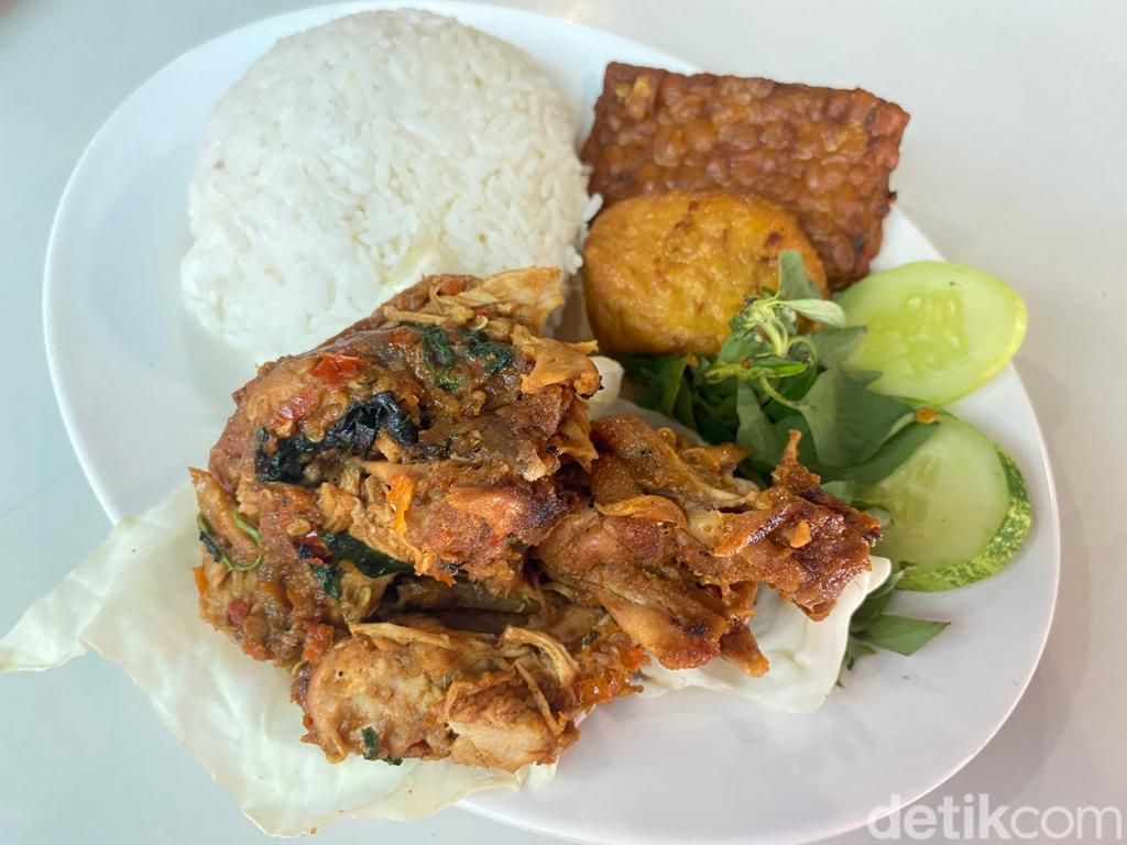 Ayam Bakar Bu Timur: Manis Legit Ayam Bakar Favorit Ringgo Agus Rahman