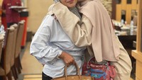 Nah, ini adalah momen Ayu Aulia saat mengajak sang ibu makan di restoran. Sebelum meninggalkan restoran, mereka menyempatkan foto bersama. Foto: Instagram @ayuaulia5252