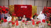 Ini salah satu momennya. Dengan mengenakan gaun cantik, Ayu Aulia tampak duduk manis dengan segelas wine di meja. Foto: Instagram @ayuaulia5252