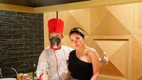 Tak kalah seru, ada momennya saat mencoba masak langsung di dapur sebuah restoran. Kala itu ia juga ditemani oleh seorang chef. Foto: Instagram @ayuaulia5252